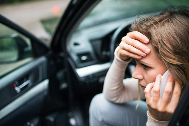 Besorgte Dame im Verkehr